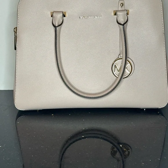 Michael Kors light pink Tote with Gold Accents and Structured Design - Picture 4 of 16